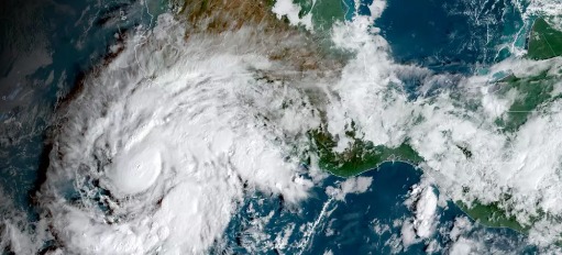 El ciclón Roslyn desciende a tormenta tropical tras su llegada al norte del país