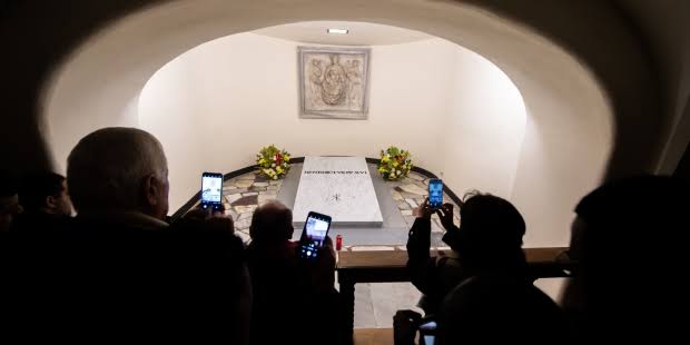 Abren al público la tumba de Benedicto XVI