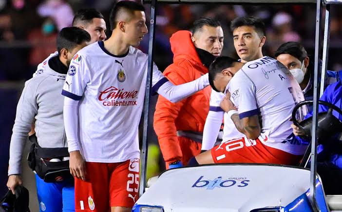 Alexis Vega salió lesionado de la rodilla derecha en el partido ante San Luis