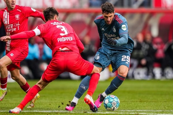 Santiago Giménez anota en el empate del Feyenoord
