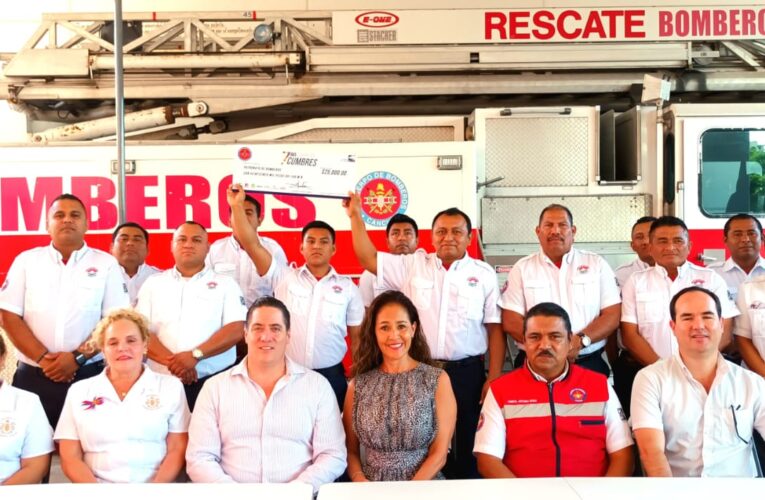 Grupo Cumbres entrega donativo a Bomberos de Cancún