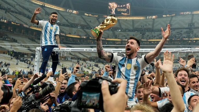 Aseguran que Messi posó con una Copa del Mundo falsa
