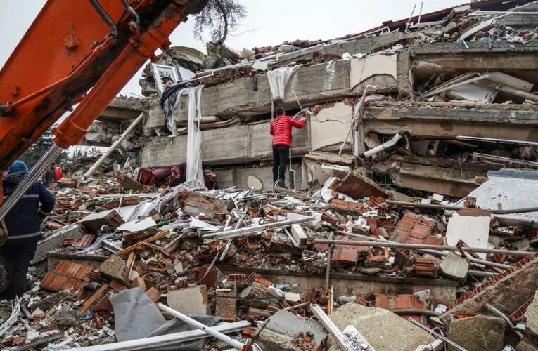 Sube a 5 mil la cifra de muertos por temblor en Turquía