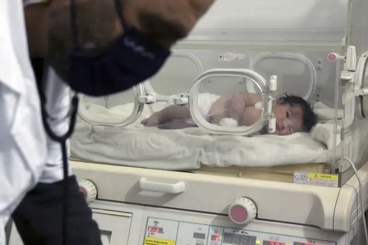 Rescatan a bebé que nació entre los escombros tras terremoto