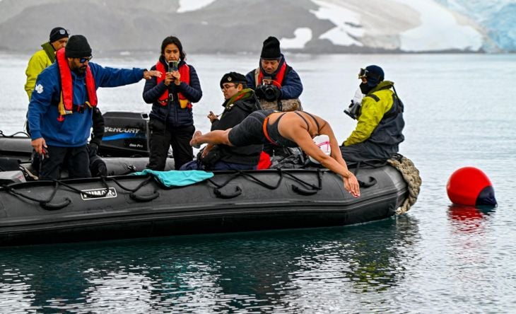Chilena rompe récord de nadar 2.5 kilómetros en la Antártida