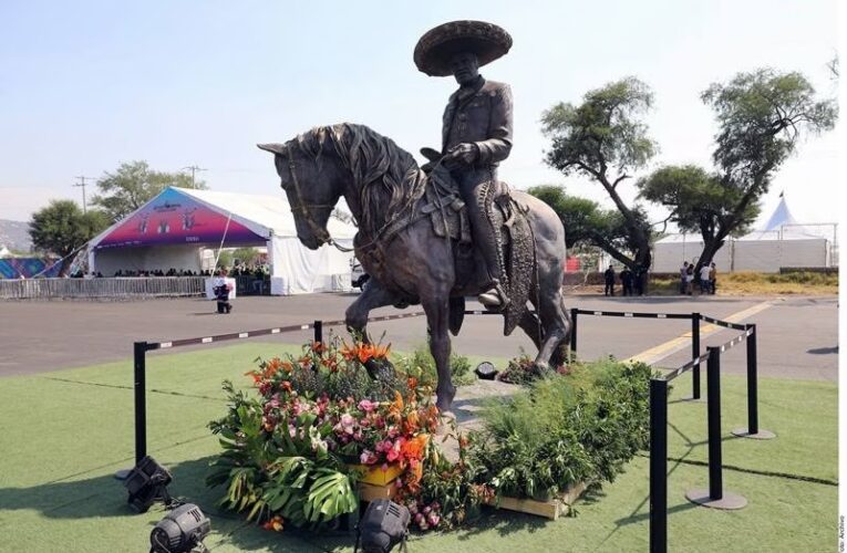Presentan estatua de Vicente Fernández en Los Ángeles