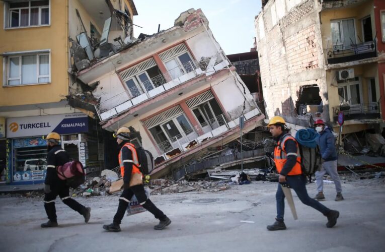 Planean derrumbar 50 mil edificios dañados en Turquía