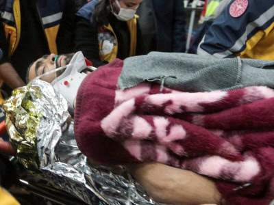 Hombre es rescatado tras estar 11 días bajo los escombros por terremoto en Turquía