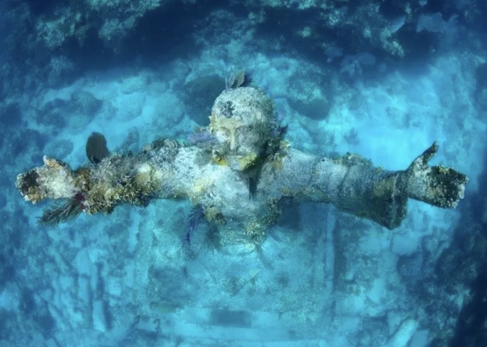 El Cristo del Abismo, una escultura a 15 metros de profundidad