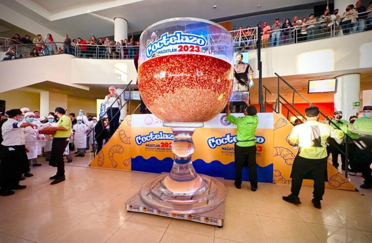 Consigue Mazatlán Récord Guinness del cóctel de camarón más grande del mundo