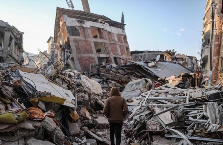 Estiman hasta 90 mil muertes en Turquía por sismo