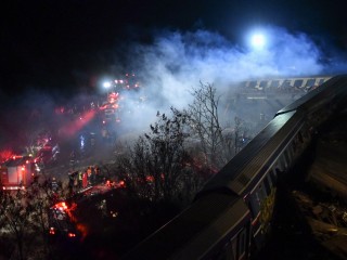 Reportan 36 muertos en un choque de trenes en Grecia
