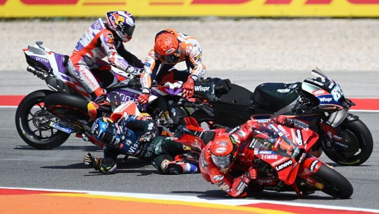 Marc Márquez provoca peligroso accidente en Moto GP