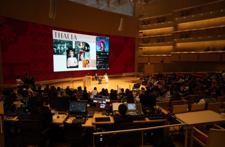 Da Thalía conferencia en la Universidad de Harvard