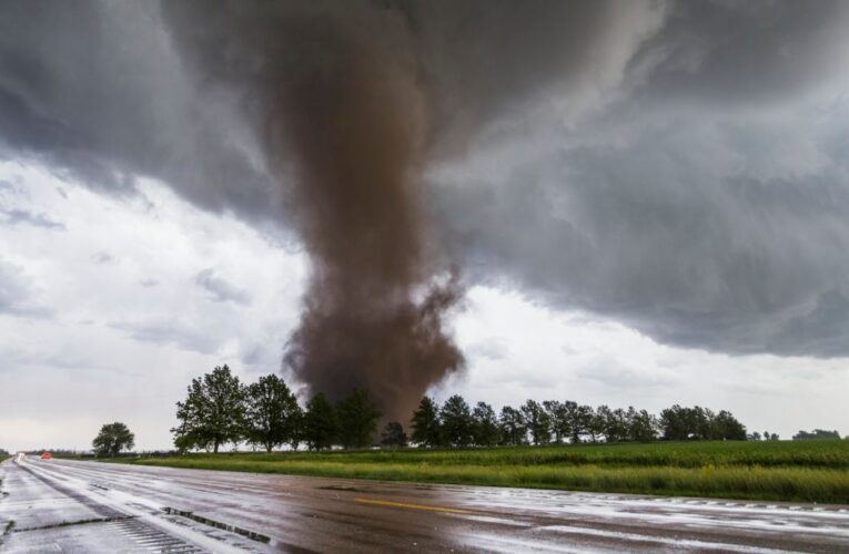 Captan formación de feroces tornados y destrozos en Estados Unidos