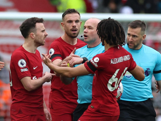Suspenden a árbitro señalado de golpear a jugador del Liverpool