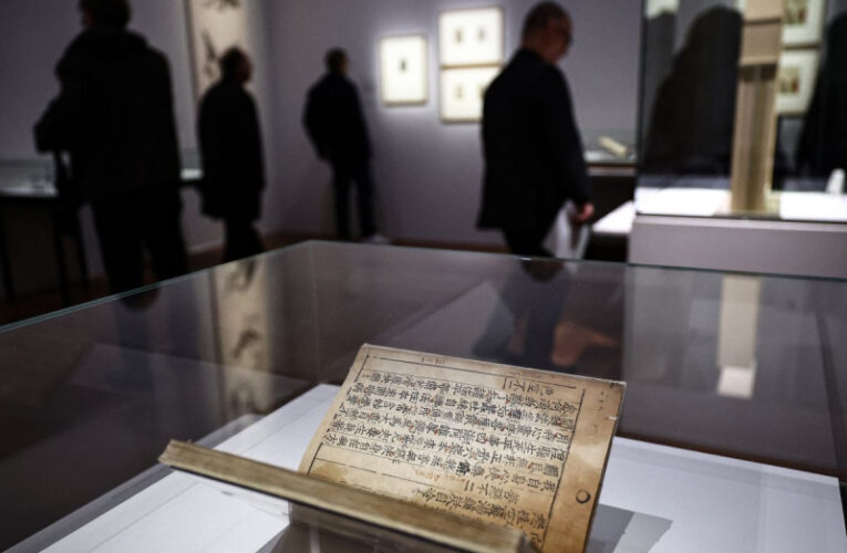 Francia expone el 'Jikji', el libro coreano impreso antes que Gutenberg creara la imprenta