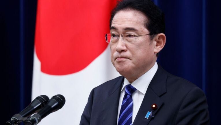 Evacuan al primer ministro japonés luego de una explosión