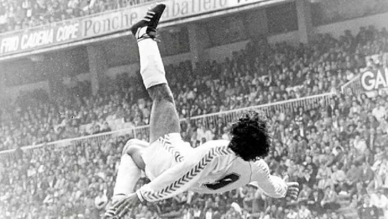 Hugo Sánchez presume estatua en honor al 'señor gol' en su XXXV aniversario
