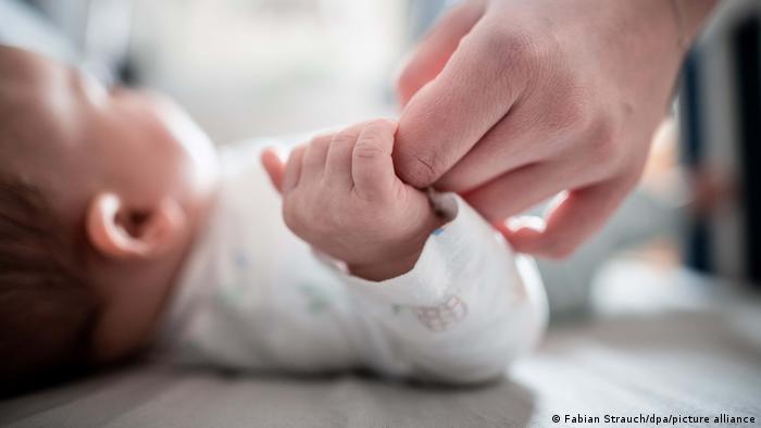 Nace el primer bebé con ADN de tres personas en Reino Unido