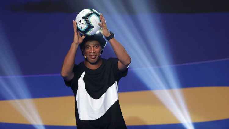Ronaldinho es la estrella del nuevo video de Bad Bunny