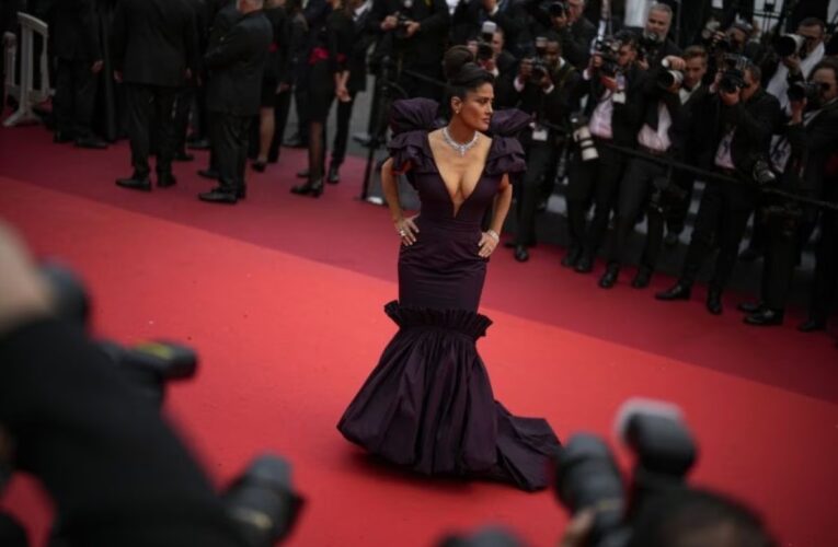 ¡Impactante! Salma Hayek deslumbra a todos en el festival de Cannes