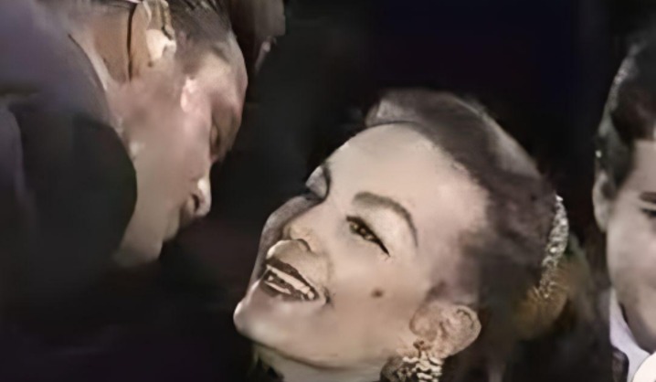 "¡Escandaloso momento en el escenario! Luis Miguel sorprende al mundo con un beso apasionado a María Félix durante un concierto. ¡El video que ha dejado a todos boquiabiertos!"