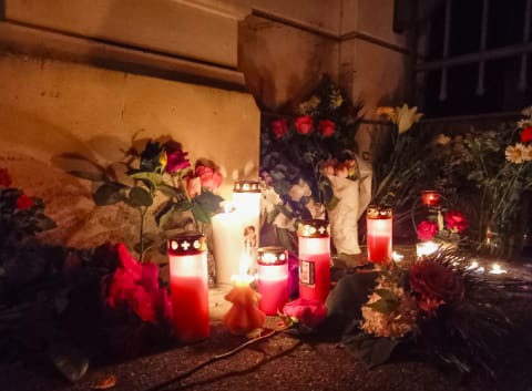 Despiden a Tina Turner con flores y velas frente a su casa en Suiza