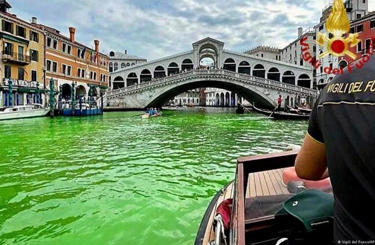 Aguas del canal de Venecia se tiñen de verde fosforescente
