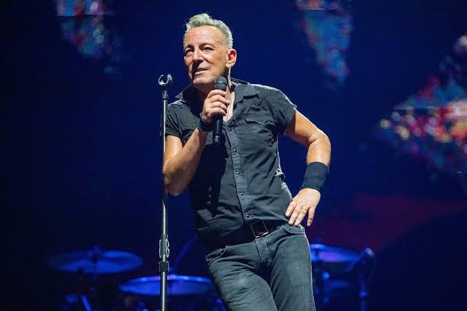 Bruce Springsteen cae de forma aparatosa en concierto en Ámsterdam