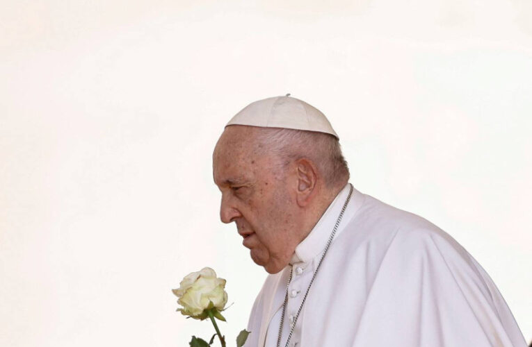 Papa Francisco sale ileso de delicada cirugía y su salud sorprende a todos