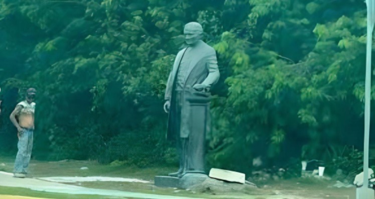 Dejan estatua de Andrés de Quintana Roo frente a predio baldío en Playa del Carmen