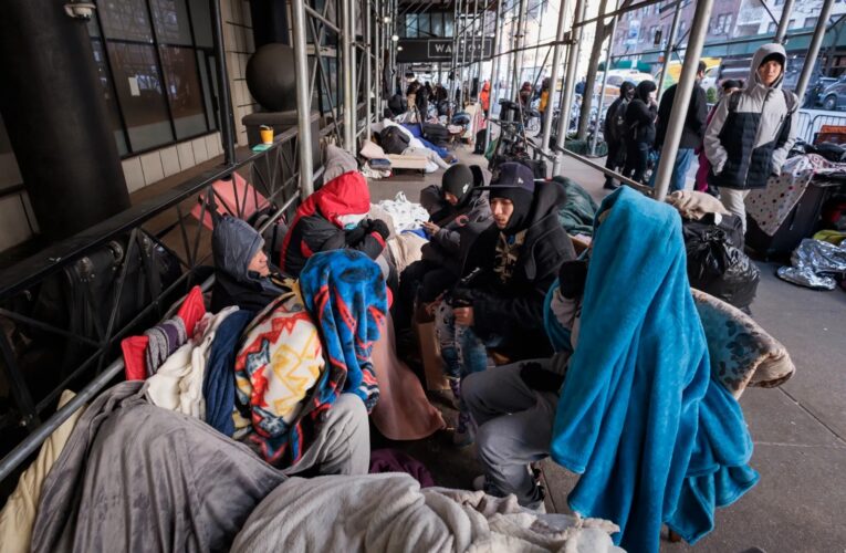 Nueva York se enfrenta al desafío sin precedentes de albergar a miles de migrantes