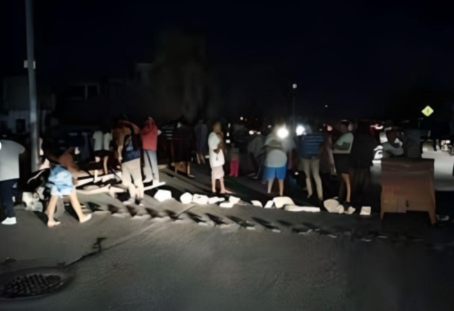 Bloqueos en Playa del Carmen por apagones de la CFE