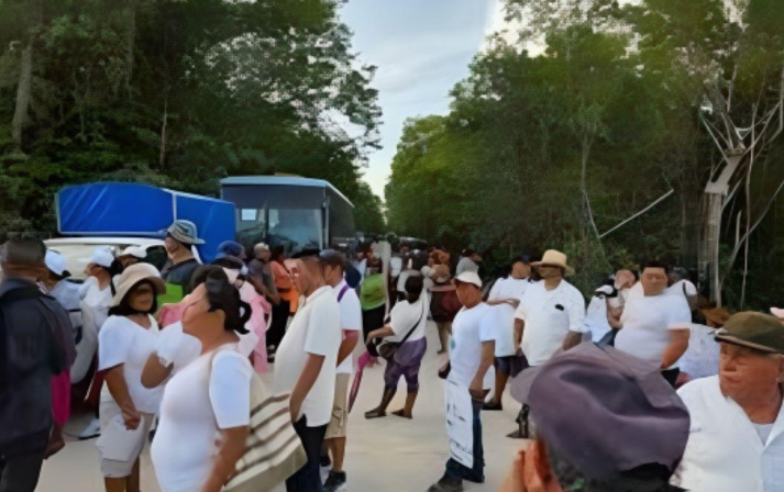 Bloquean tramo 5 del Tren Maya en Playa del Carmen; exigen servicios