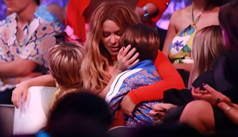 "¡Shakira derrocha amor y ternura! La foto inédita junto a Milan y Sasha que ha conquistado los corazones de todos. ¡Imposible resistirse a tanta dulzura!"