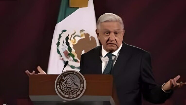 López Obrador afirma que acatarán la decisión que frena la entrega de los nuevos libros de texto en Chihuahua