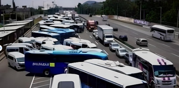 Los transportistas bloquean la autopista México-Pachuca durante ocho horas para protestar por las extorsiones