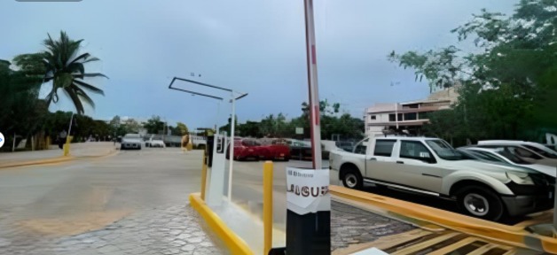 Buscan evitar cobros en estacionamientos de plazas en Playa del Carmen