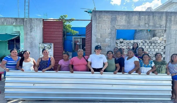 Estefanía Mercado entrega más apoyo social a familias de Playa del Carmen