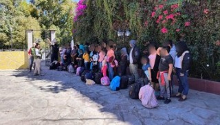Encuentran en México a 100 migrantes hacinados en autobús turístico