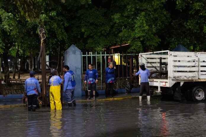 Llaman a población evitar inundaciones en Playa del Carmen