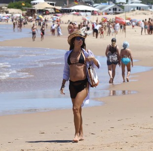 Agustina Casanova disfruta de su embarazo de cinco meses en las playas de Punta del Este