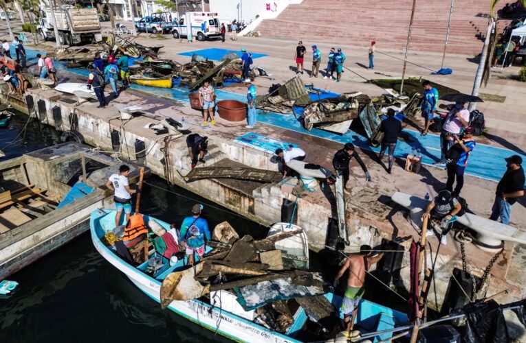 Acapulco celebra torneo de pesca de basura para limpiar el mar tras Otis