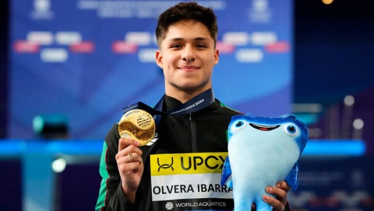 Osmar Olvera se cuelga la medalla de oro