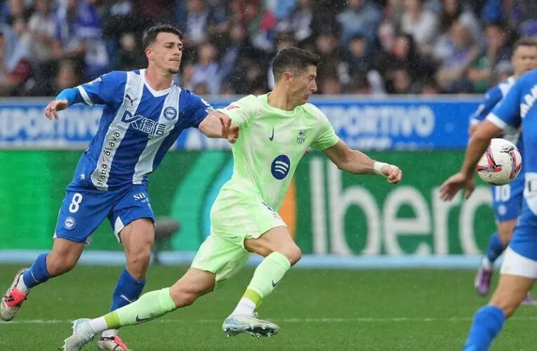 Con triplete de Lewandowski el FC Barcelona golea al Alavés y se afianza como líder de la liga