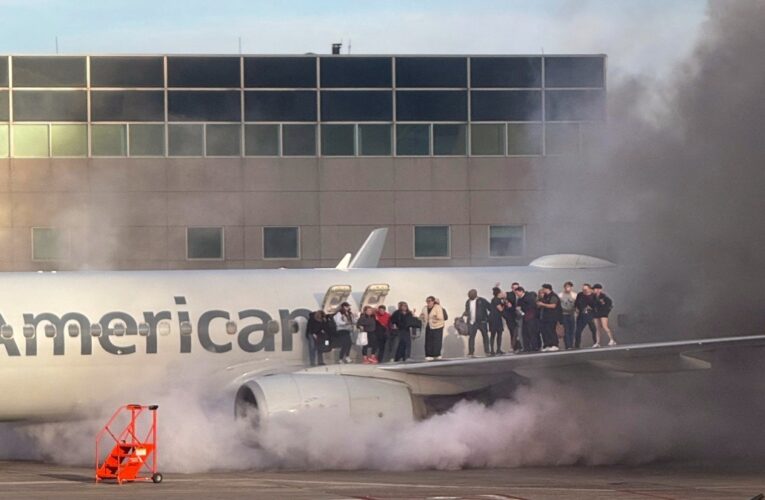 Una docena de heridos por incendio en avión de American Airlines tras aterrizar en EE.UU.