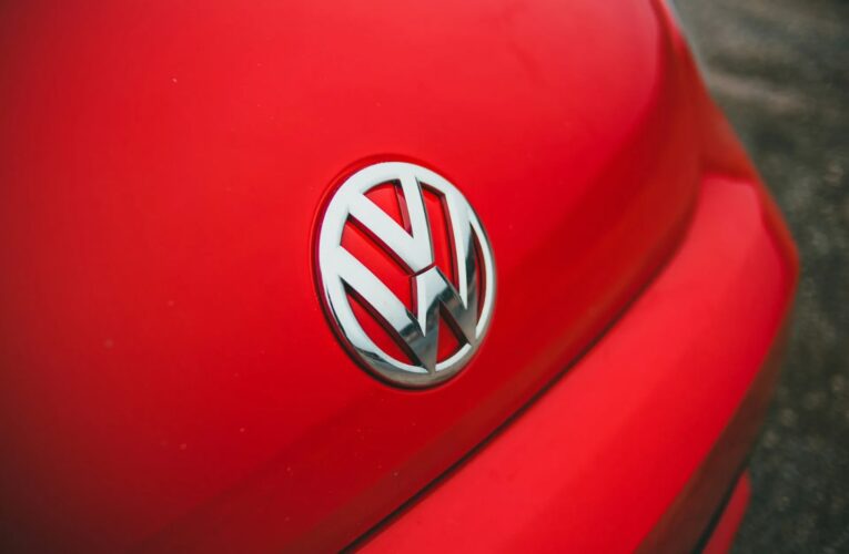 Profeco llama a revisión a miles de autos de Volkswagen