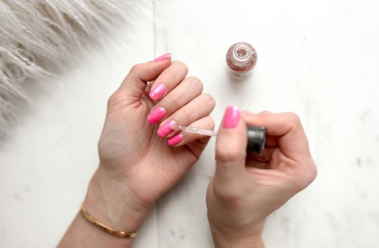 Sustancia utilizada en esmaltes de uñas es cancerígena y puede causar abortos