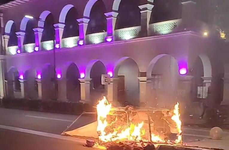 Gobierno de Apatzingán acusa a grupos de choque por protestas